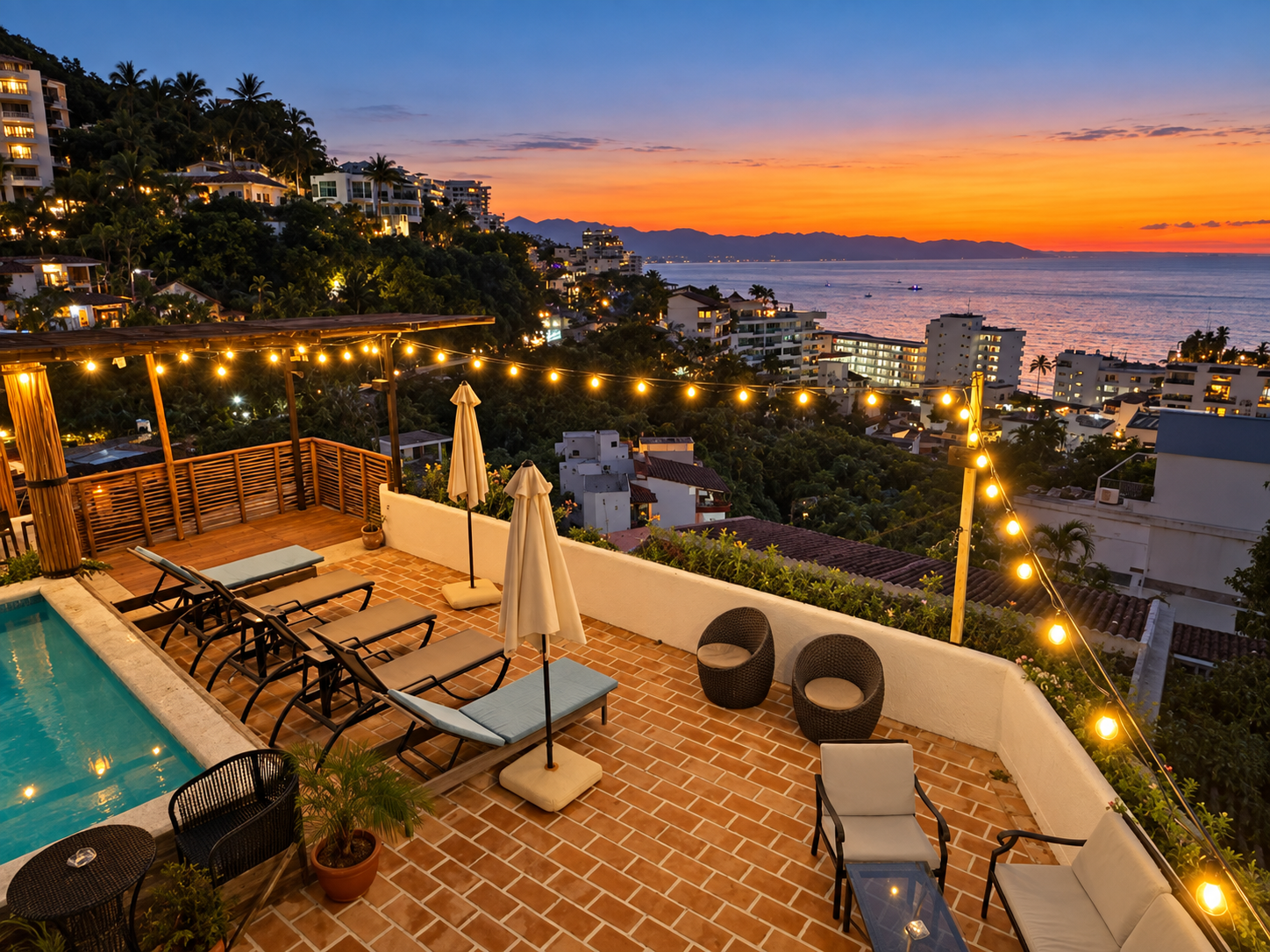 Rooftop de Amaca al atardecer, con la alberca y la Bahía de Banderas al fondo