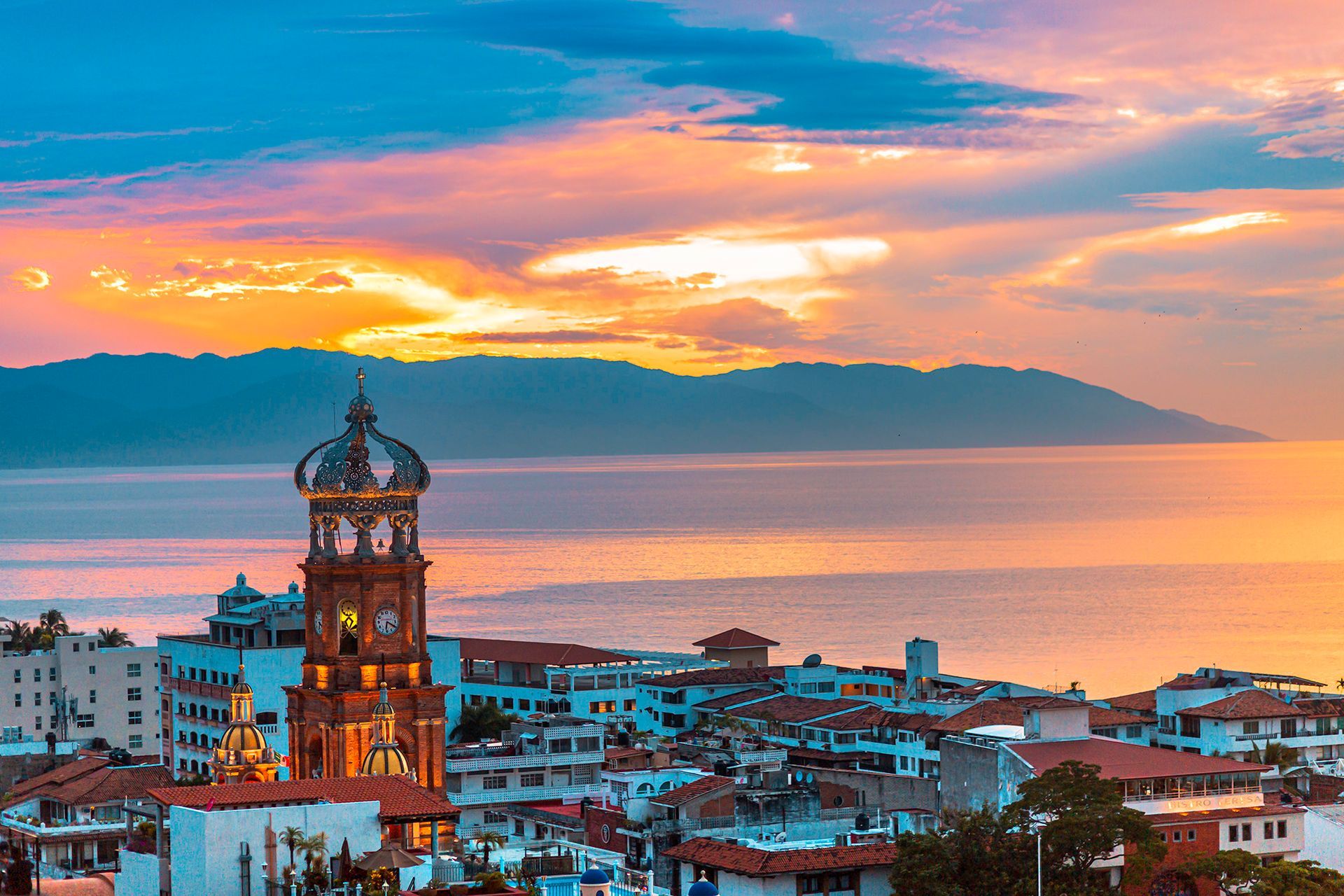 Atardecer sobre Puerto Vallarta