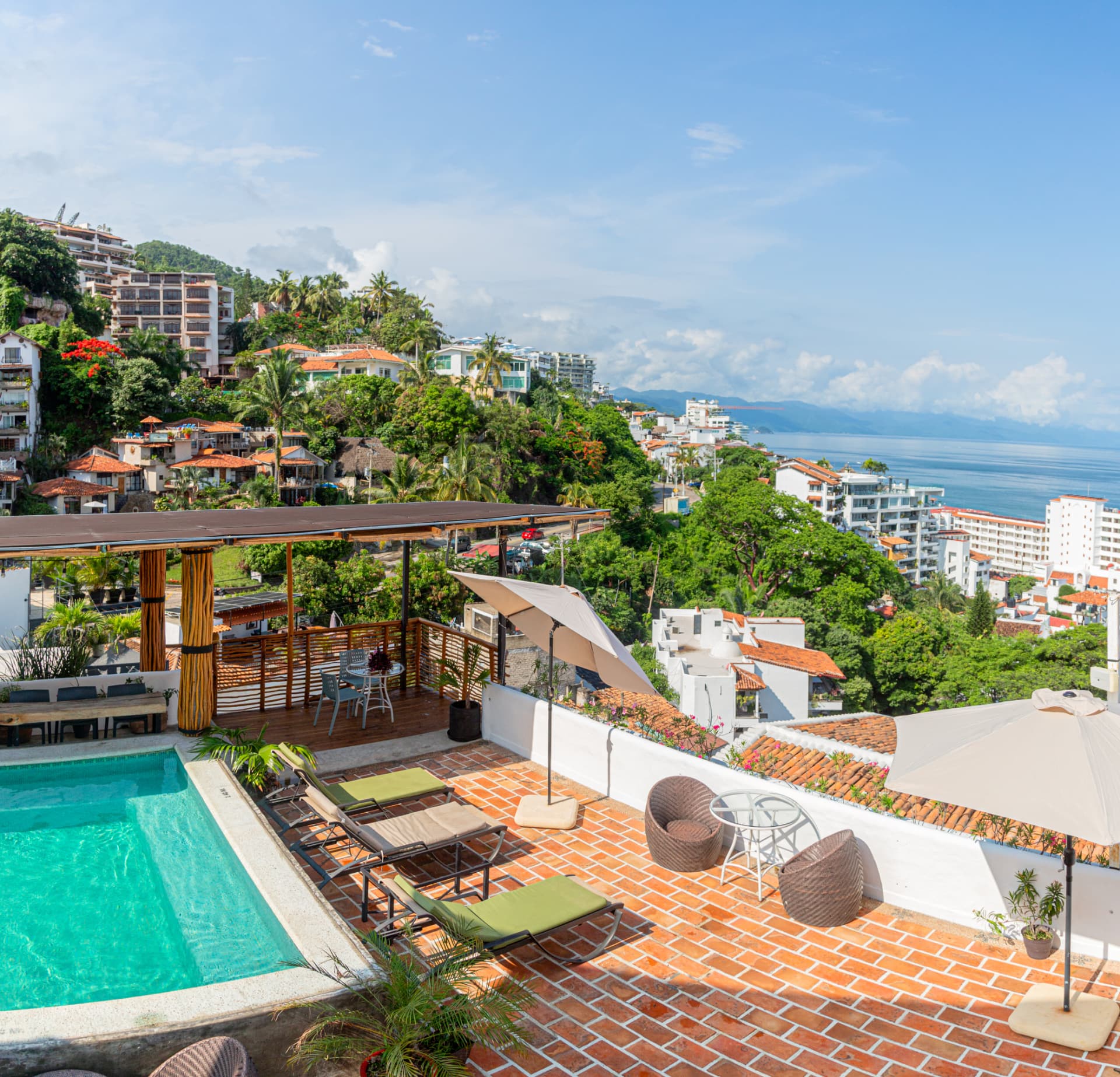 Vista panorámica del rooftop y la Bahía de Banderas