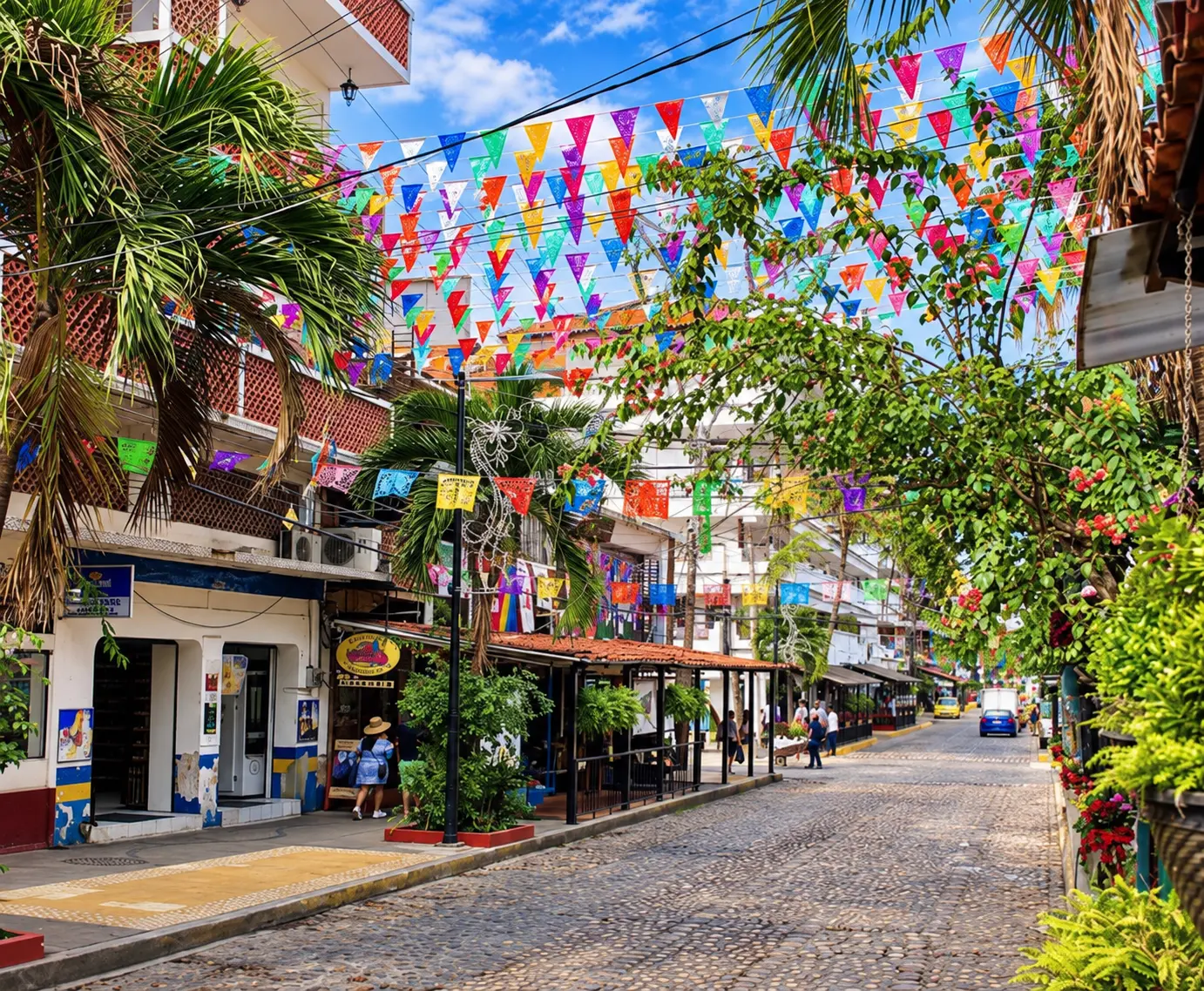 Calle empedrada de la Zona Romántica decorada con papel picado